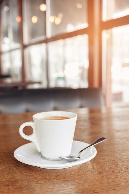 Café en un café en una mesa de madera