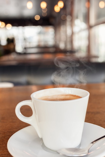 Café en un café en una mesa de madera