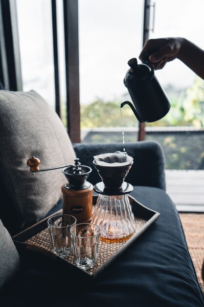 Café, cafetera y goteo de café en casa.