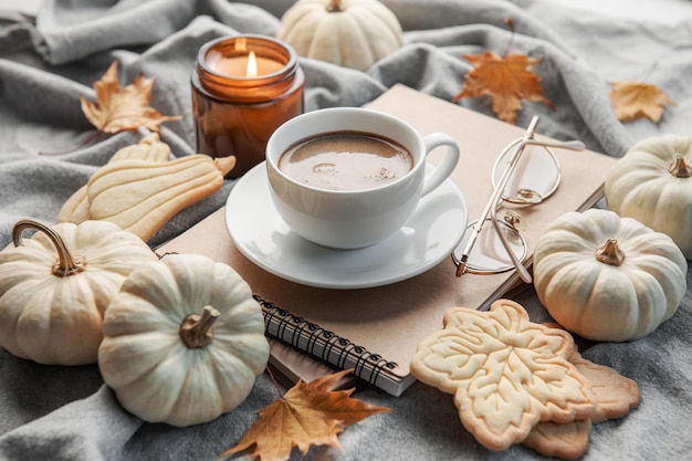 Café de calabazas blancas y hojas de otoño.