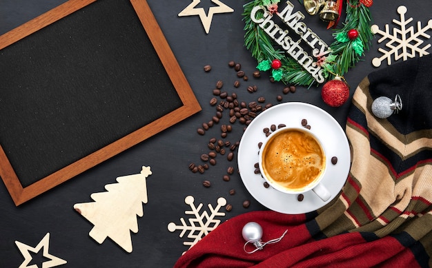 Café caliente y adornos navideños.