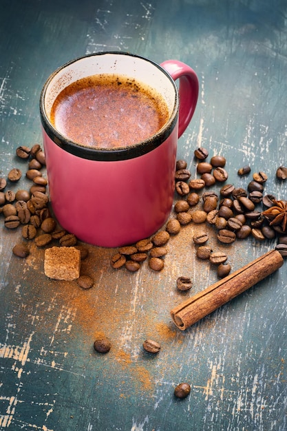 Café caliente con canela sobre fondo vintage antiguo