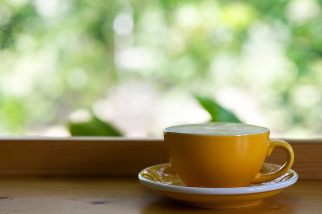 El café caliente se coloca en la misma mesa en la mañana de cada día