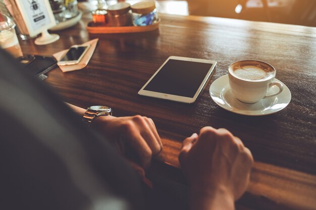 Café caliente en un día cómodo