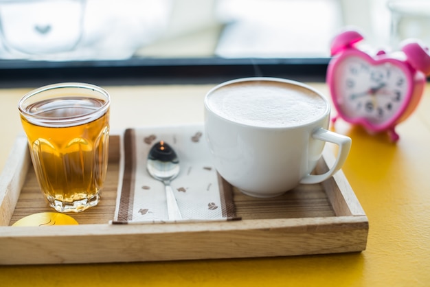 Foto café caliente con espuma de leche arte