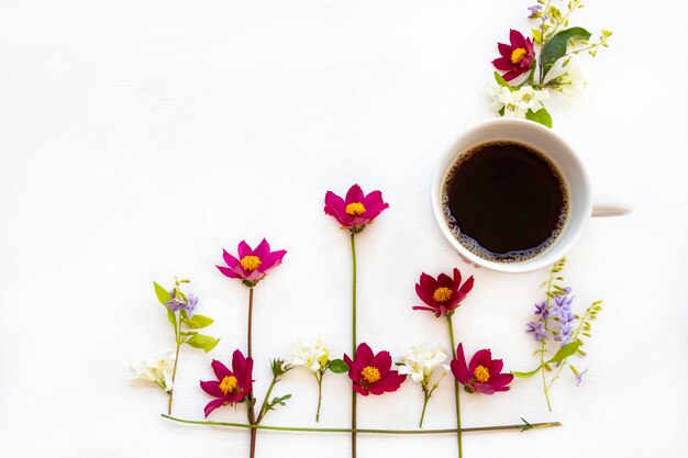 café caliente con flores arreglo cosmos estilo postal