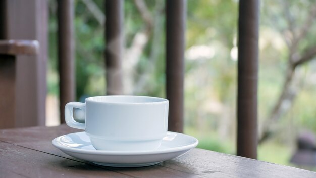 Café caliente fue preparado en una terraza