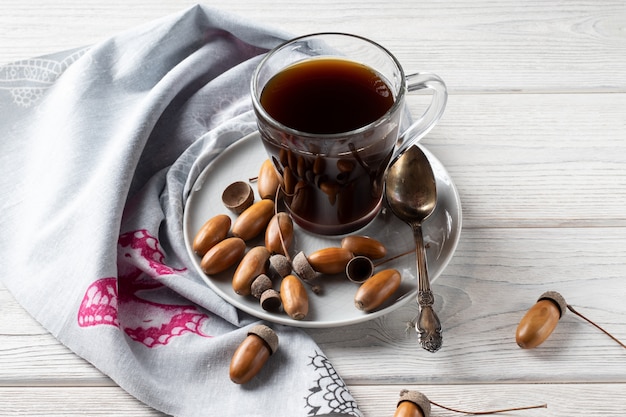 El café caliente hecho de bellotas en un vaso es una bebida tónica con sabor a café, color rico y aroma agradable.