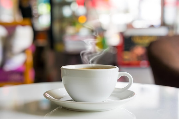 café caliente con humo en el café de cerca. para el comienzo fresco del día por la mañana.