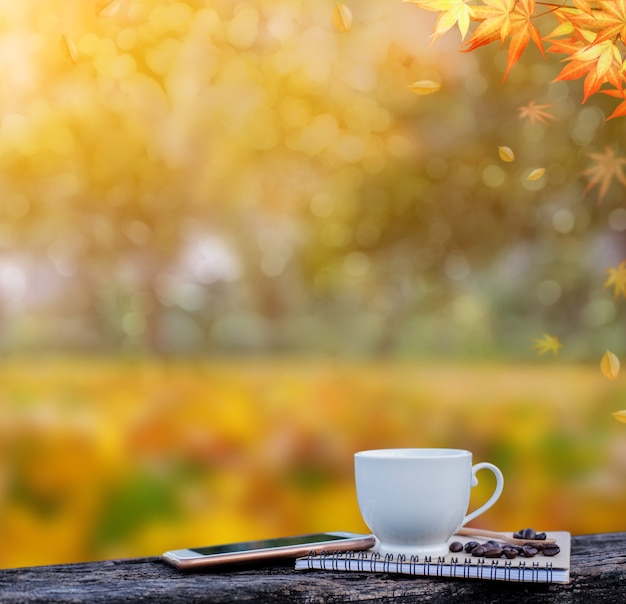 Foto café caliente en el jardín con fondo de otoño en la temporada de otoño