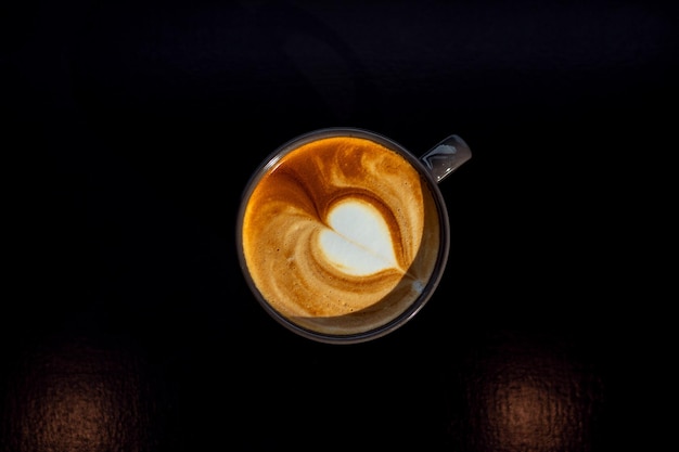 café caliente latte art en forma de corazón