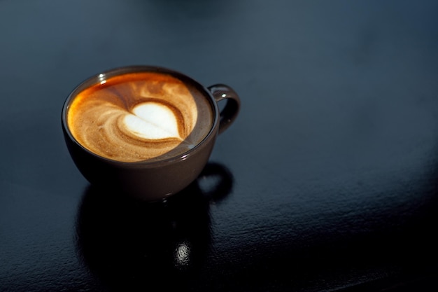 café caliente latte art en forma de corazón