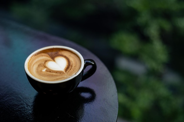 café caliente latte art en forma de corazón