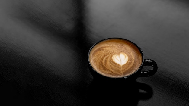 café caliente latte art en forma de corazón