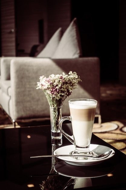 Café caliente latte taza en la mesa