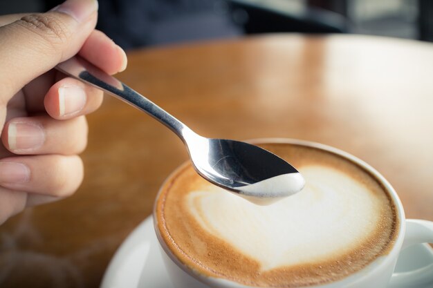 Café caliente con leche de espuma.