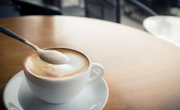 Café caliente con leche de espuma.