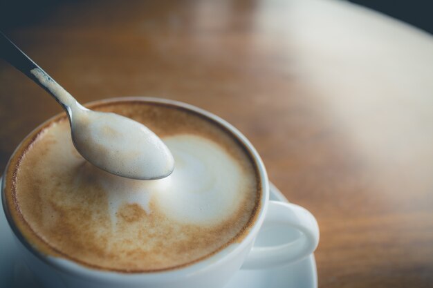 Café caliente con leche de espuma.