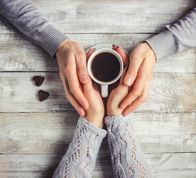 Café caliente en manos de un ser querido.