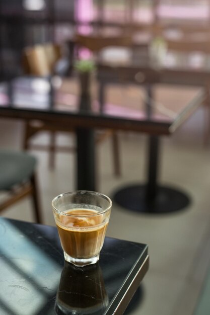 Café caliente en una mesa con crema que se vierte mostrando la textura