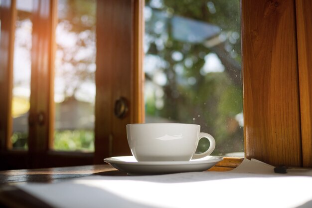 Café caliente en mesa de madera, tiempo de relax.