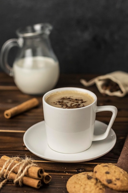 café caliente en la mesa de madera