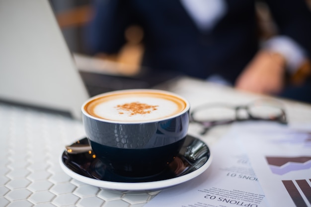 Café caliente en la mesa de trabajo.