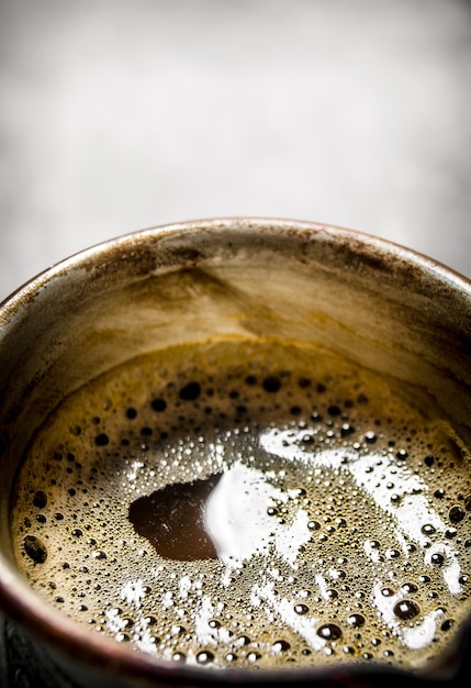 Café caliente preparado en una olla.