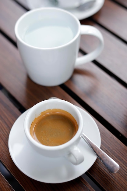 Foto café caliente sobre un fondo de madera