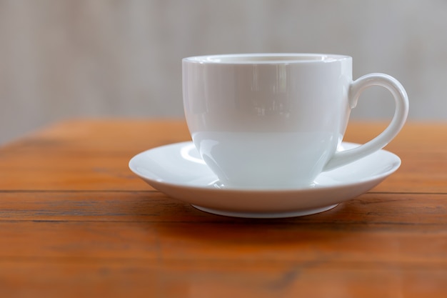 Café caliente en una taza blanca sobre la mesa.