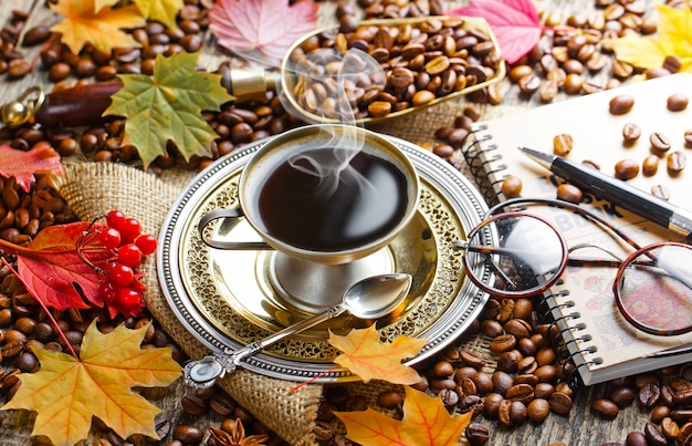 Café caliente en una taza sobre un fondo antiguo