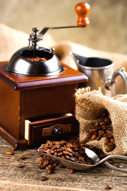 Foto café caliente en una taza sobre un fondo antiguo