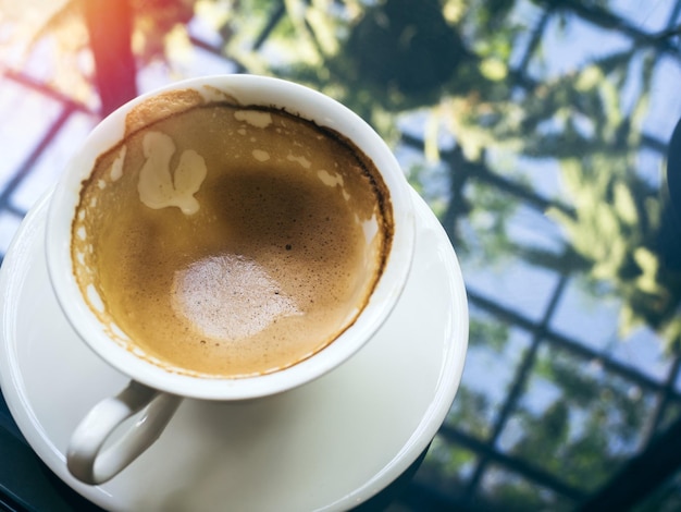 Café caliente vacío en taza de cerámica blanca