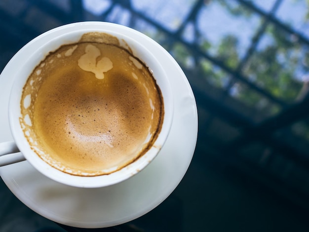 Café caliente vacío en taza de cerámica blanca