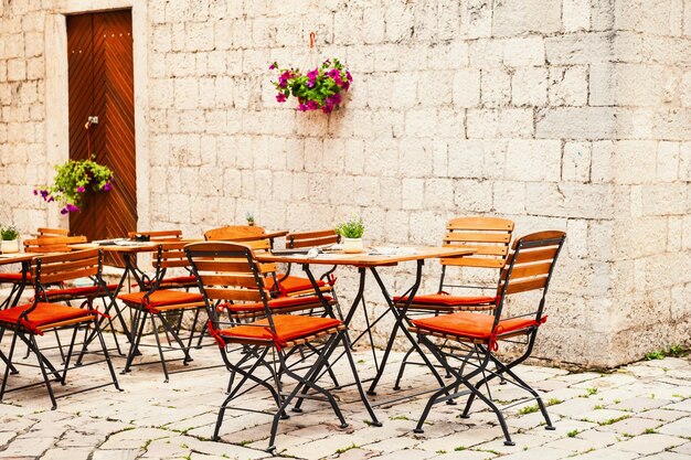 Café en la calle en el casco antiguo de Kotor, Montenegro.