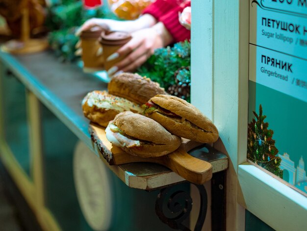 Foto café de la calle y hamburguesas en la feria navideña