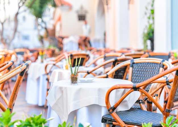 Café de la calle en la isla de Capri, Italia