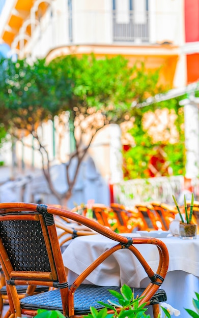 Café de la calle y mesa y silla de restaurante en la ciudad de la isla de Capri en Italia en Nápoles. Paisaje con Cafetería Terraza en la costa italiana. Anacapri en Europa. Verano. Paisaje de Amalfi. costa amalfinana.