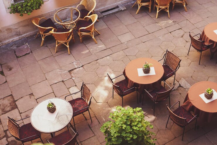 Café de la calle mesitas y taburetes en la vista superior de la cafetería del restaurante de la calle