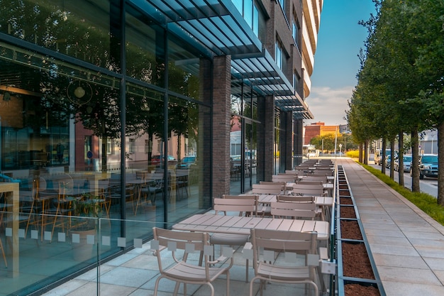 Café de la calle vacía. Mesas y sillas vacías de un café de la calle. No hay visitantes.