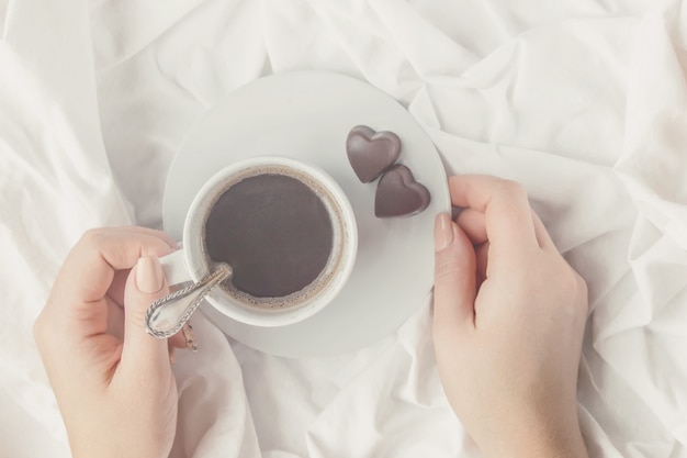 Café en la cama. Enfoque selectivo Me encanta beber.