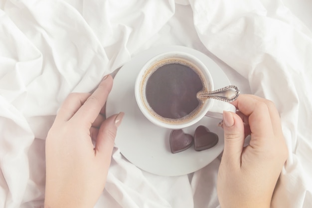 Café en la cama. Enfoque selectivo Me encanta beber.