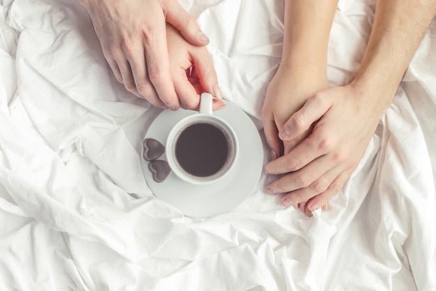 Café en la cama. Enfoque selectivo Me encanta beber.