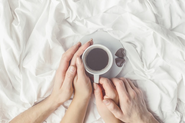 Café en la cama. Enfoque selectivo Me encanta beber.