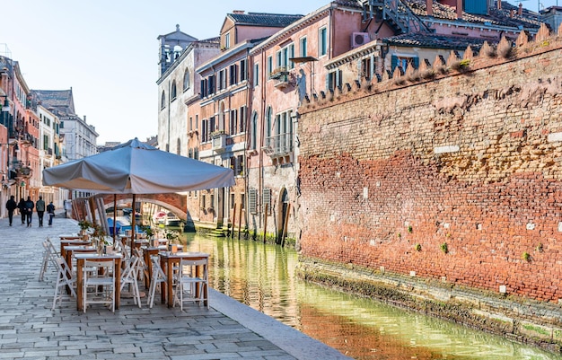 Café del canal de Italia en el paisaje pacífico urbano de Venecia