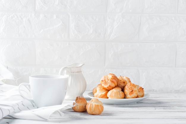 Café y canutillos sobre un fondo blanco.