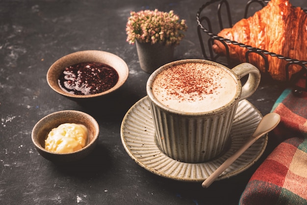 Café cappuccino com croissant em cima da mesa, conceito de café da manhã, vista superior