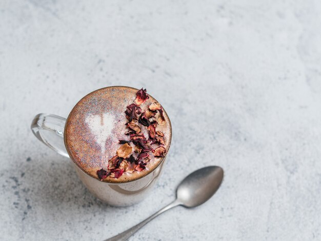 Café cappuccino de diamante com pétalas de rosa secas