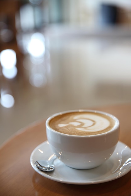 Café cappuccino em fundo de madeira