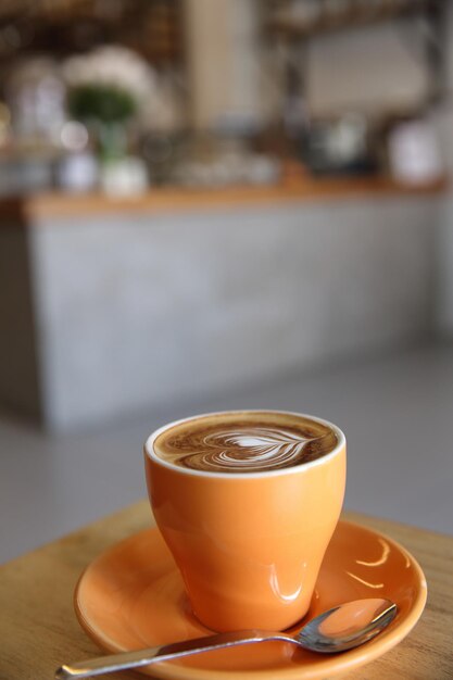 Café cappuccino em fundo de madeira